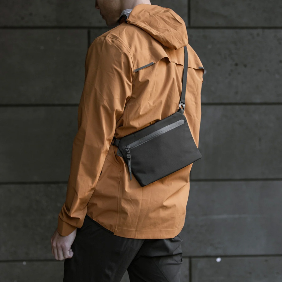 BLACK EMBER  (ブラックエンバー)  [ SACOSHE01 ] 7223016 / Cordura サコッシュ (BLACK)