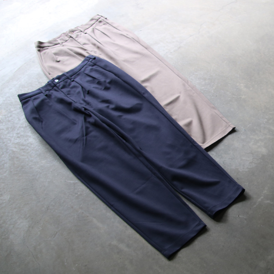 CURLY / CURLY& Co. (カーリー) 223-43081 [ PEACH GABARDINE TROUSERS ] ハイゲージT/Cツイルジャージー 2タックトラウザーズ (MOCHA)
