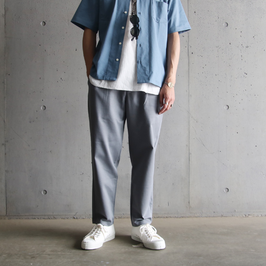 CURLY / CURLY& Co. (カーリー) 223-43071 [ RELAXING-FIT TAPERD TROUSERS ] コンプレッションポンチ テーパード トラウザーズ (BLUE GRAY)