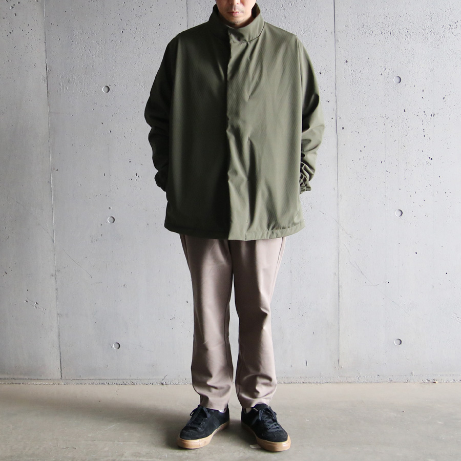 DESCENTE PAUSE (デサントポーズ) DLMUJK34 [BLOUSON]　スタンドカラーブルゾン (KHAKI)