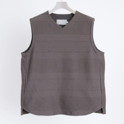 CURLY / CURLY& Co. (カーリー) 241-200212 [ CABLE JACQUARD VEST -solid- ] 30/2ケーブルジャカード Vネックプルオーバーベスト (2COLOR)