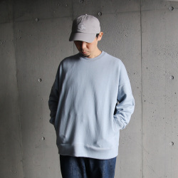 CURLY / CURLY& Co. (カーリー) 231-33123B [ RAFFY CREWNECK P/O (oversized) ] ラフィ裏毛 ポケット付き クルーネックプルオーバー スウェット (ICE BLUE)