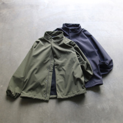 DESCENTE PAUSE (デサントポーズ) DLMUJK34 [BLOUSON]　スタンドカラーブルゾン (KHAKI)