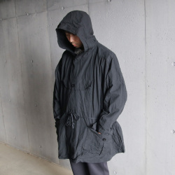 KLASICA (クラシカ) [PASETEL FIG.3] COTTON&times;LINEN HAND DYE TYPE WRITER FULLY VOLUMED SHELL PARKA / コットンリネン ハンドダイ タイプライター フーデッド シェルパーカー (BLACK)