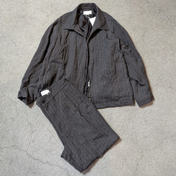 STILL BY HAND (スティルバイハンド)  [ PT09263 ]  CREASY PLEATED PANTS / ストライプイージースラックス (CHARCOAL)