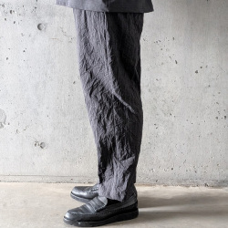 STILL BY HAND (スティルバイハンド)  [ PT09263 ]  CREASY PLEATED PANTS / ストライプイージースラックス (CHARCOAL)