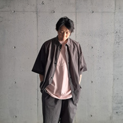 STILL BY HAND (スティルバイハンド)  [ SH01252 ] Nylon Raglan Sleeve Shirts ナイロン ラグランスリーブ レギュラーカラー S/Sシャツ (CHARCOAL BROWN)