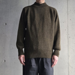 slopeslow (スロープスロー) 1253009-252SLP [ Hard twisted Shetlandwool GOB SWEATER ] モックネック セーター (RED)(KHAKI MIX)(BLACK)