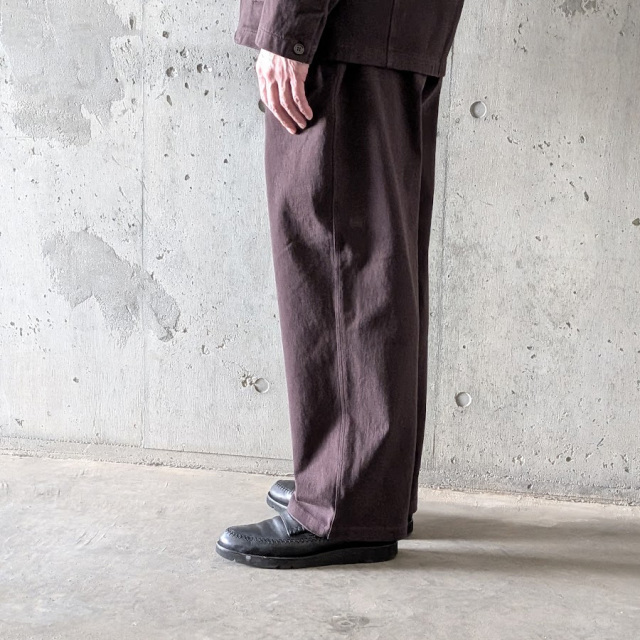 CURLY / CURLY& Co. (カーリー) 26A-7621 [ KNIT DENIM 2 TUCK EZ WIDE PANTS ] ニットデニム ストレッチインレイ 2タック イージーワイドパンツ (CHOCO)