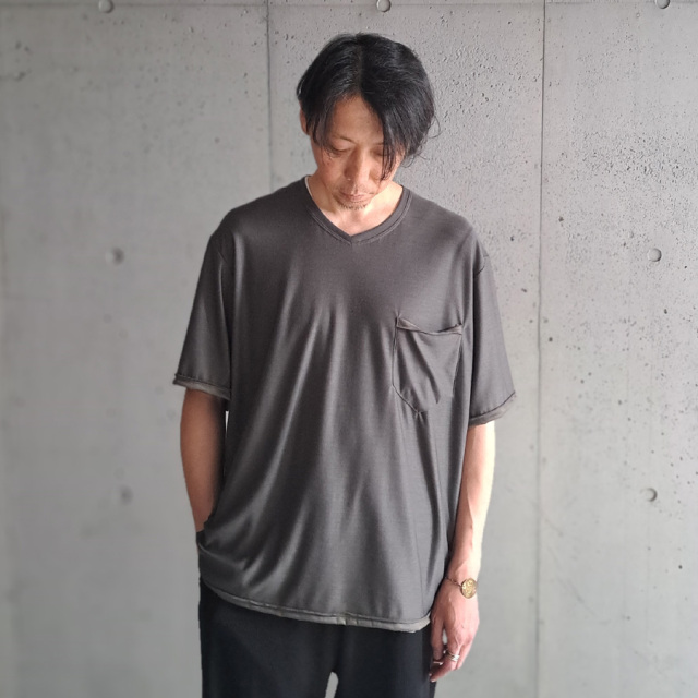 KLASICA (クラシカ)[PAPER V] WASHABLE BREATHABLE REBIRTH JERSEY V NECK SQUARE POCKET TEE / ウール　Vネック　ポケット Tシャツ (MOSS) (BLACK)
