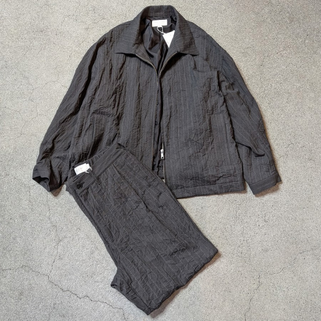 STILL BY HAND (スティルバイハンド)  [ PT09263 ]  CREASY PLEATED PANTS / ストライプイージースラックス (CHARCOAL)