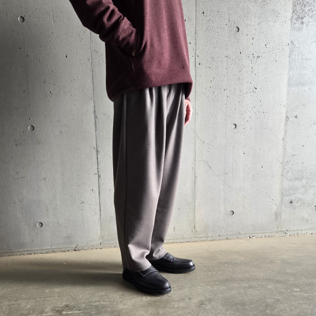 STILL BY HAND (スティルバイハンド)  [ CS04253 ] Wool jersey two tuck pants / ウールジャージー 2タックパンツ (GREIGE)
