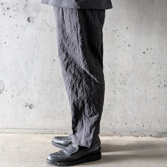 STILL BY HAND (スティルバイハンド)  [ PT09263 ]  CREASY PLEATED PANTS / ストライプイージースラックス (CHARCOAL)