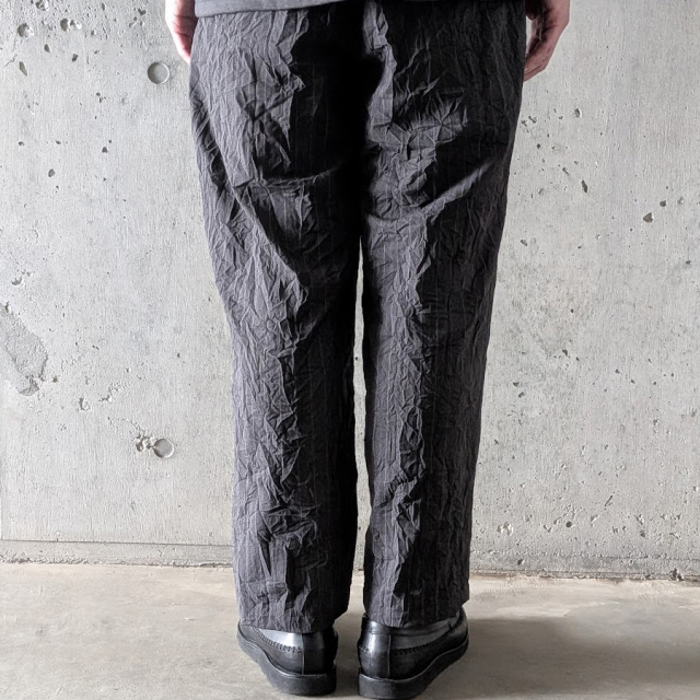 STILL BY HAND (スティルバイハンド)  [ PT09263 ]  CREASY PLEATED PANTS / ストライプイージースラックス (CHARCOAL)