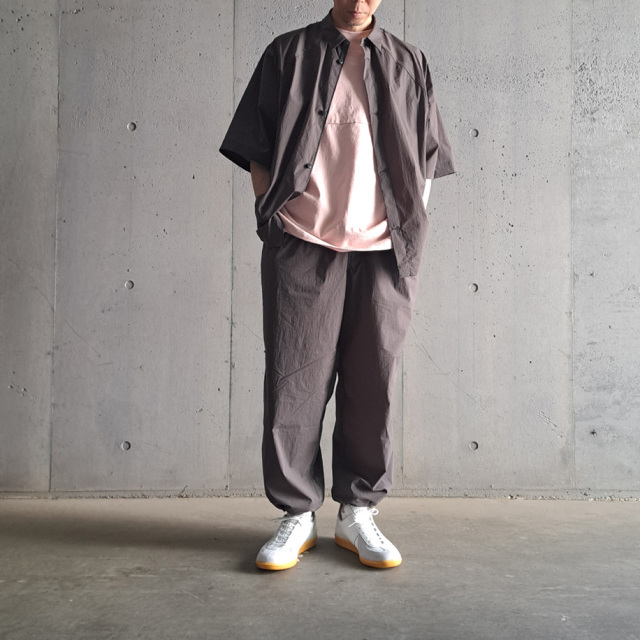 STILL BY HAND (スティルバイハンド)  [ SH01252 ] Nylon Raglan Sleeve Shirts ナイロン ラグランスリーブ レギュラーカラー S/Sシャツ (CHARCOAL BROWN)